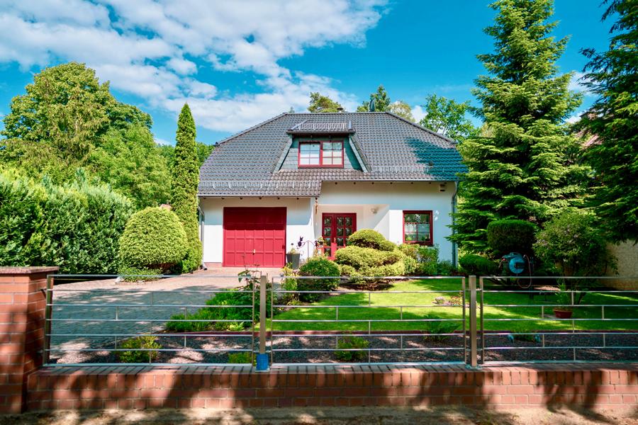 Erstklassiges Ein-/Zweifamilienhaus mit Kamin, Sauna und Wintergarten
