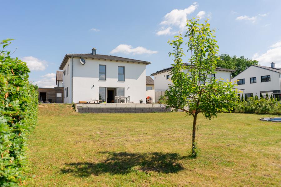 Neuwertige Stadtvilla mit Keller, Kamin und Carport in Zeitlarn